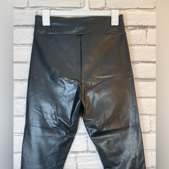 Abercrombie & Fitch Black High Rise Faux Leather Leggings size Medium - Picture 4 of 5